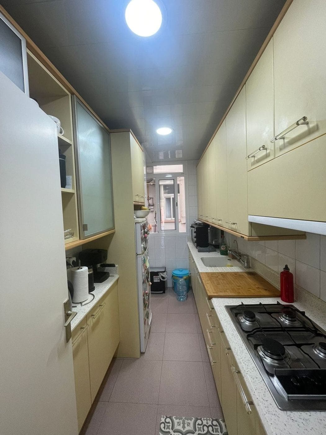 Cocina antes de la reforma, con la ventana al fondo