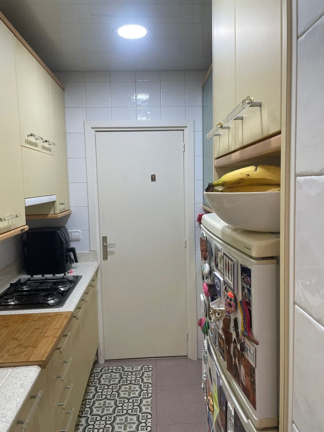 Cocina antes de la reforma, con la puerta al fondo