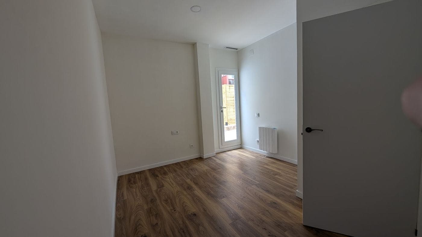 Dormitorio con puerta acristalada al patio