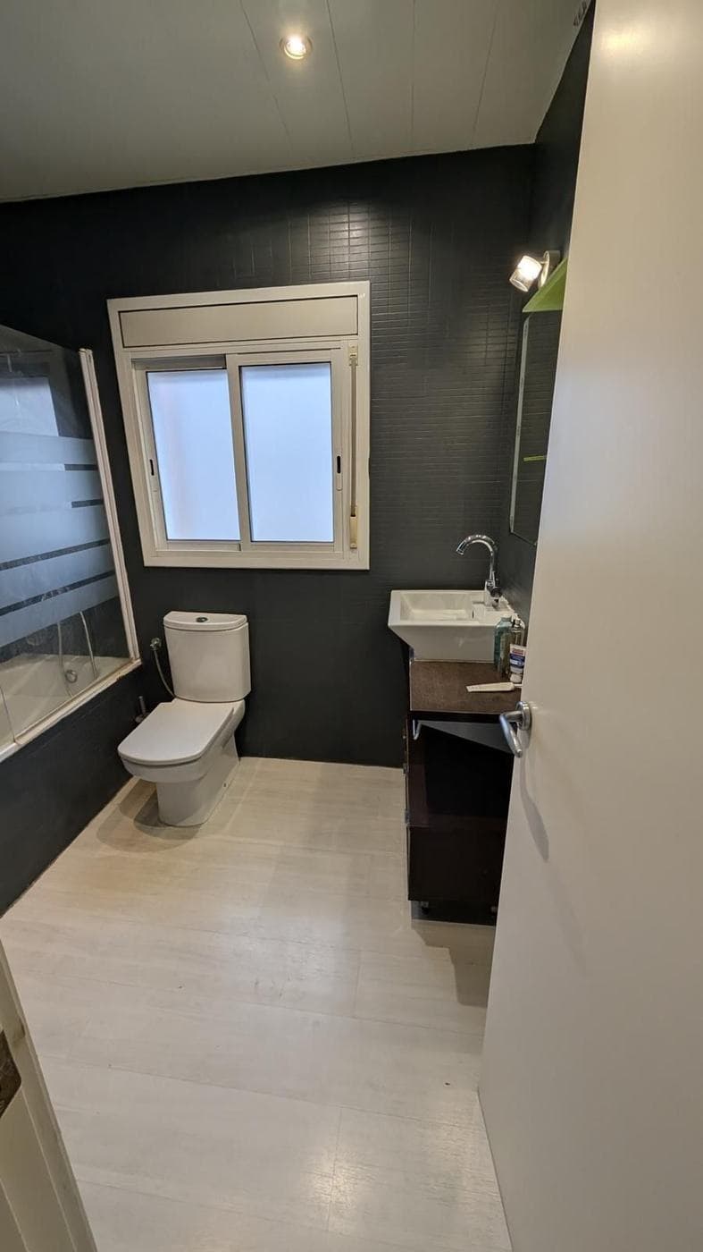 Baño antes de la reforma, revestido en negro