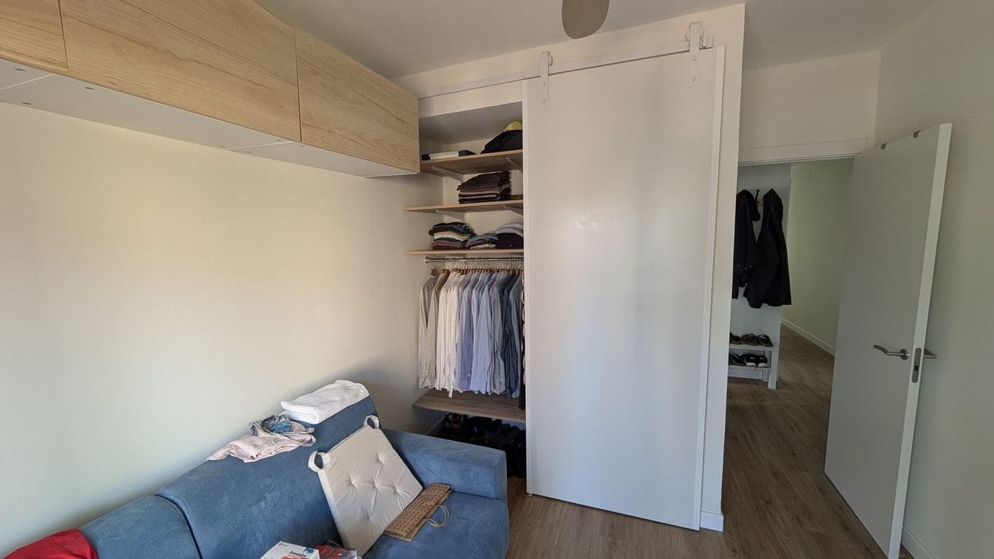 Vestidor abierto con puerta corredera de madera