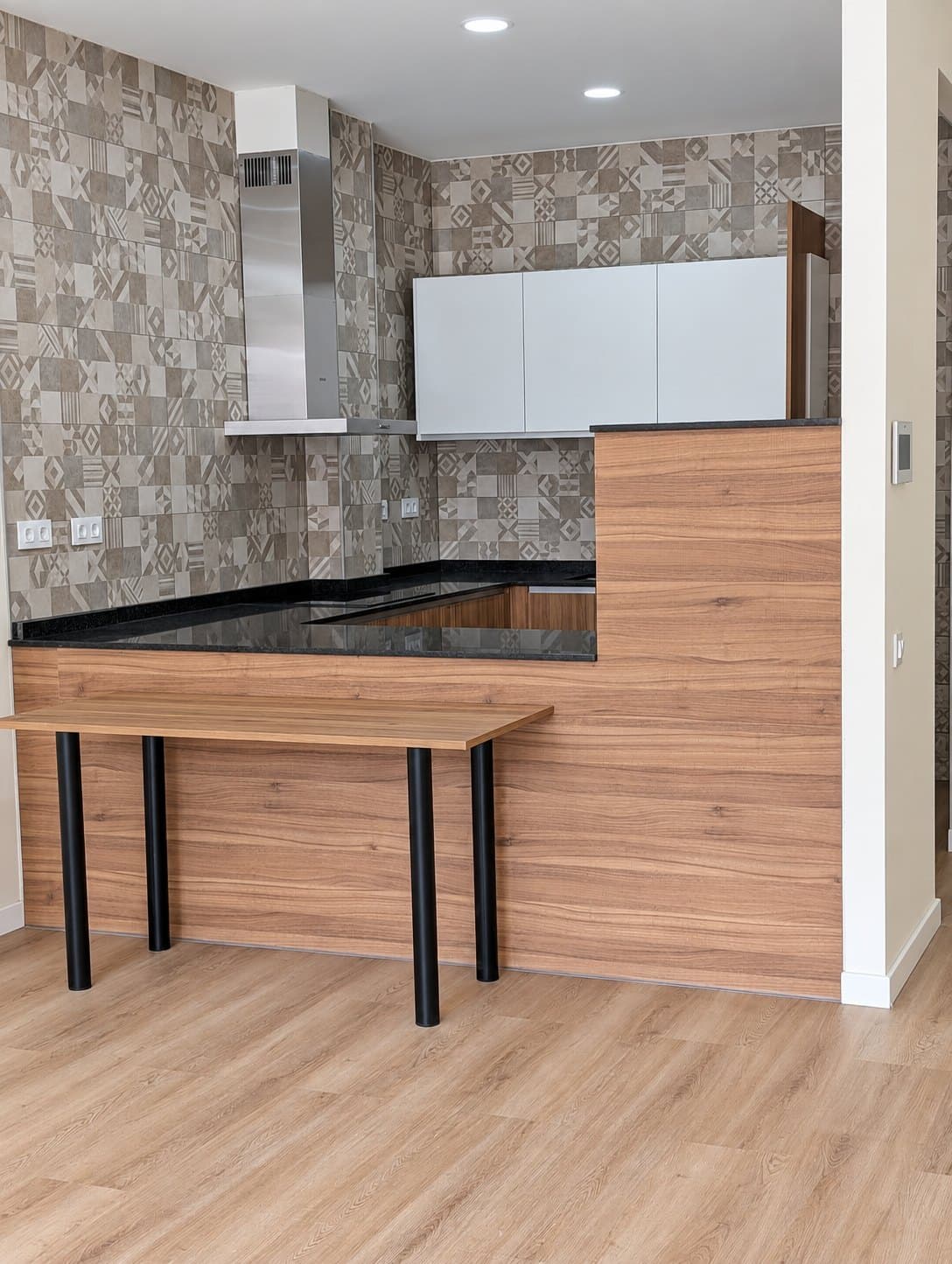 Barra de cocina a menor altura, con las patas vistas, en una vivienda accesible