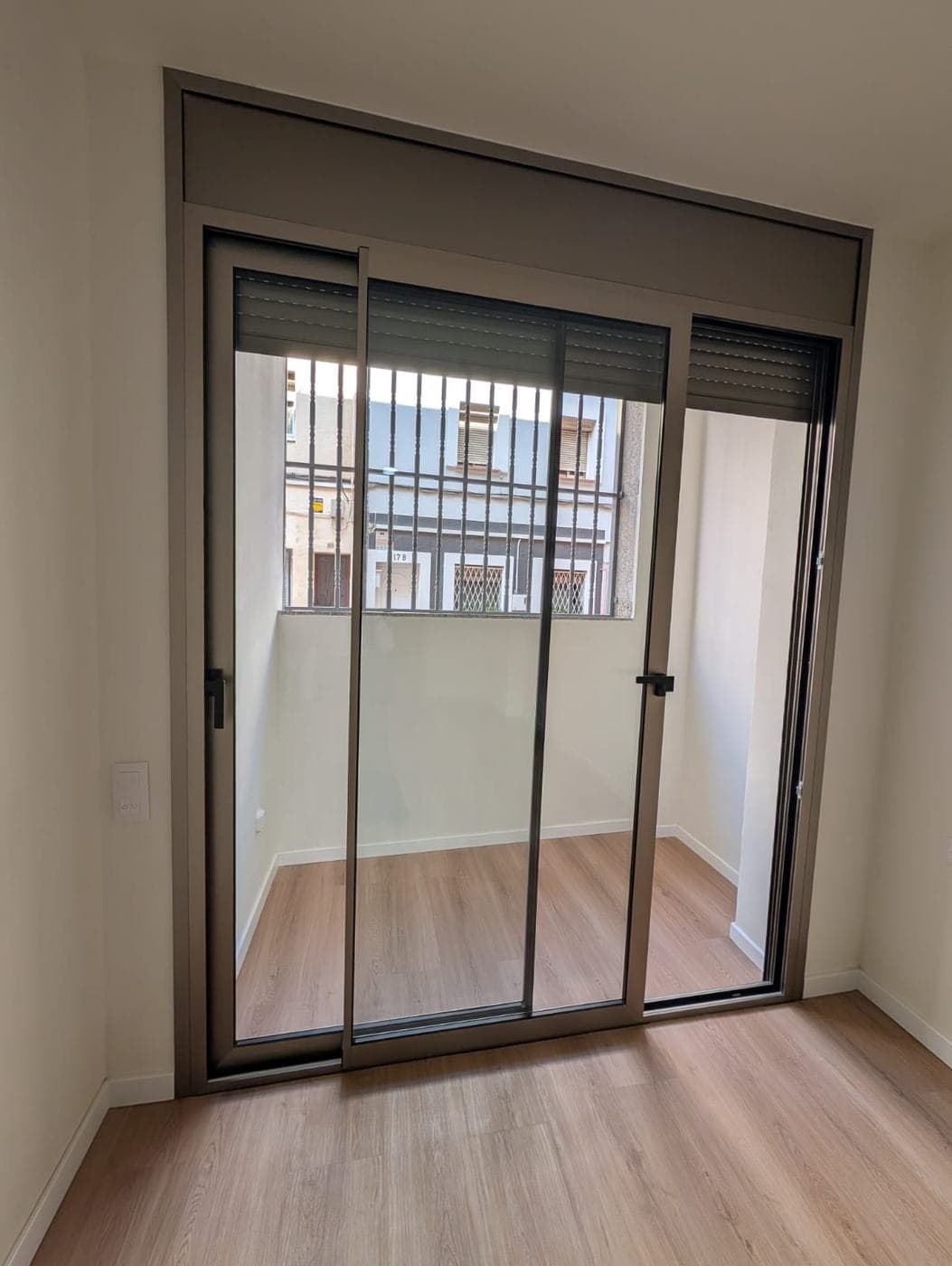 Dormitorio con puerta corredera acristalada a la terraza