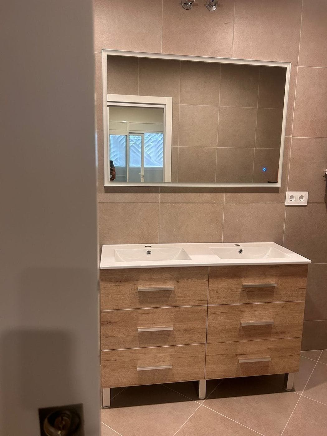 Mueble de lavabo doble en madera con espejo empotrado