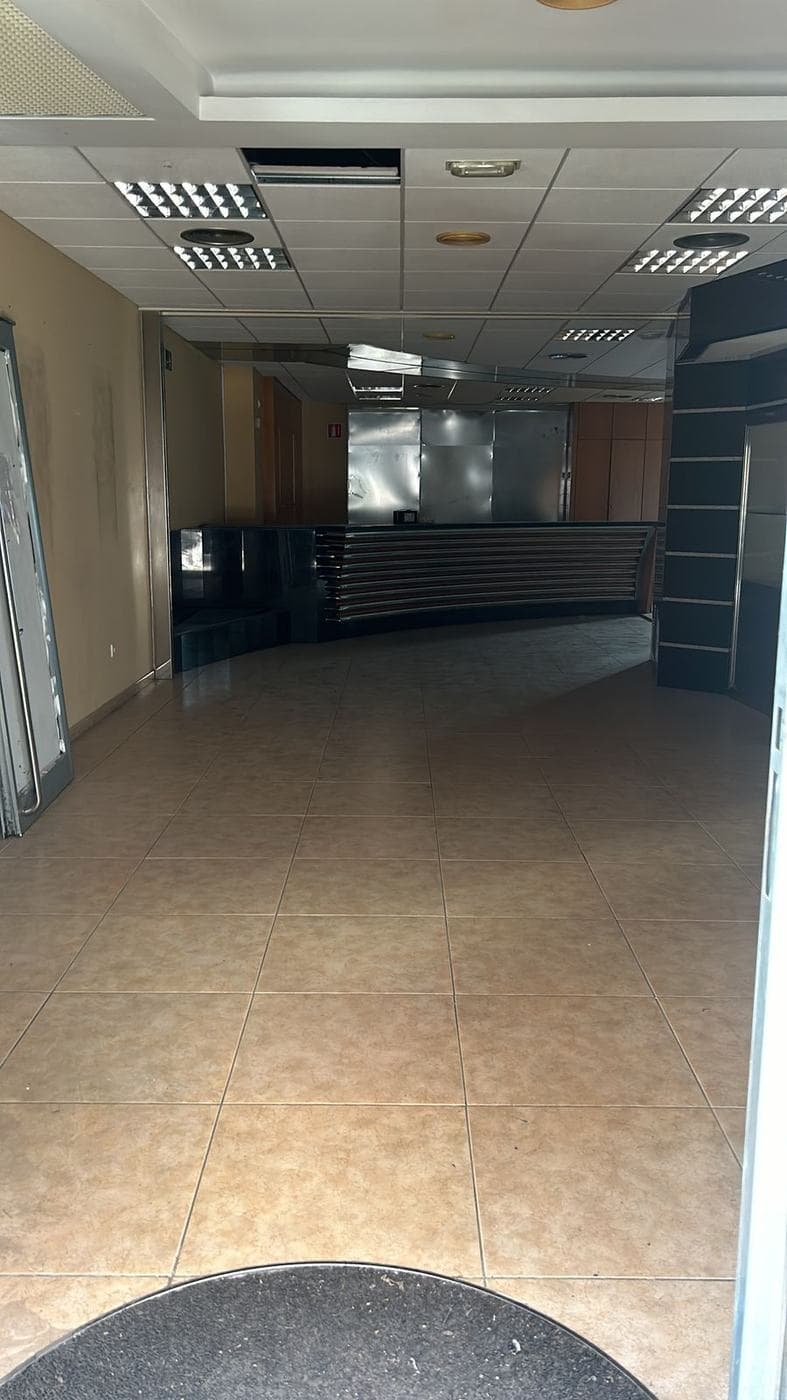 Interior de la antigua sucursal: mostrador corrido, falso techo registrable y pavimento cerámico